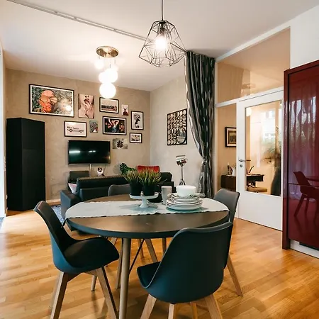 Luxury Downtown Mit Garage Apartment *